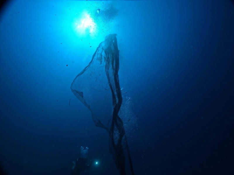 Ayvalık açıklarında denizin altından basketbol sahası büyüklüğünde ağlar çıkarıldı - Resim: 5