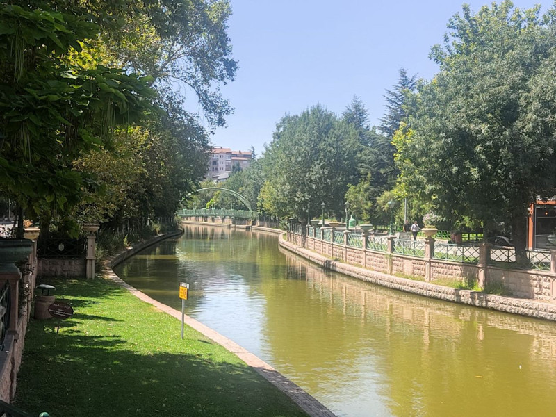 Eskişehir’de kavurucu sıcaklara aldırmayan turistler gondol gezintisinden vazgeçmedi - Resim: 2