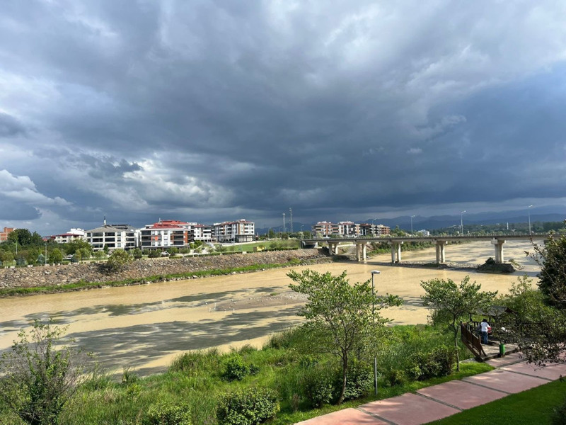 Samsun’da sağanak sonrası Yeşilırmak Nehri çamurla kaplandı, metrekareye 89,1 kilogram yağış düştü - Resim: 1