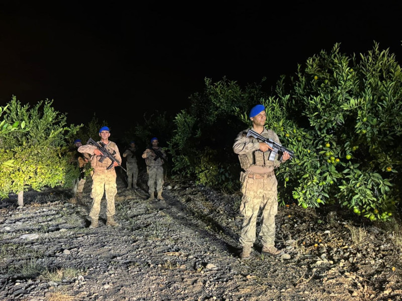 Hatay'da 100'lerce gece vakti nöbet tutmaya başladı. Bölgeye kimse alınmıyor - Resim: 1