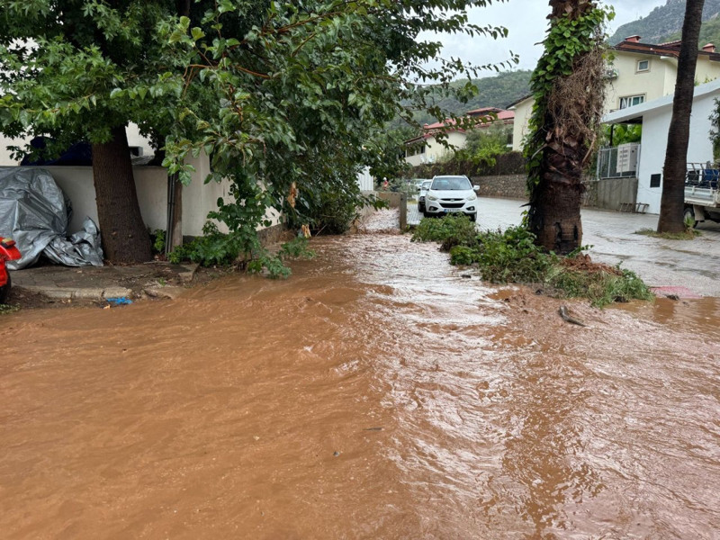 Muğla’nın Fethiye ilçesinde şiddetli yağış Hayatı felç etti! Birçok yerde su baskını yaşandı - Resim: 3