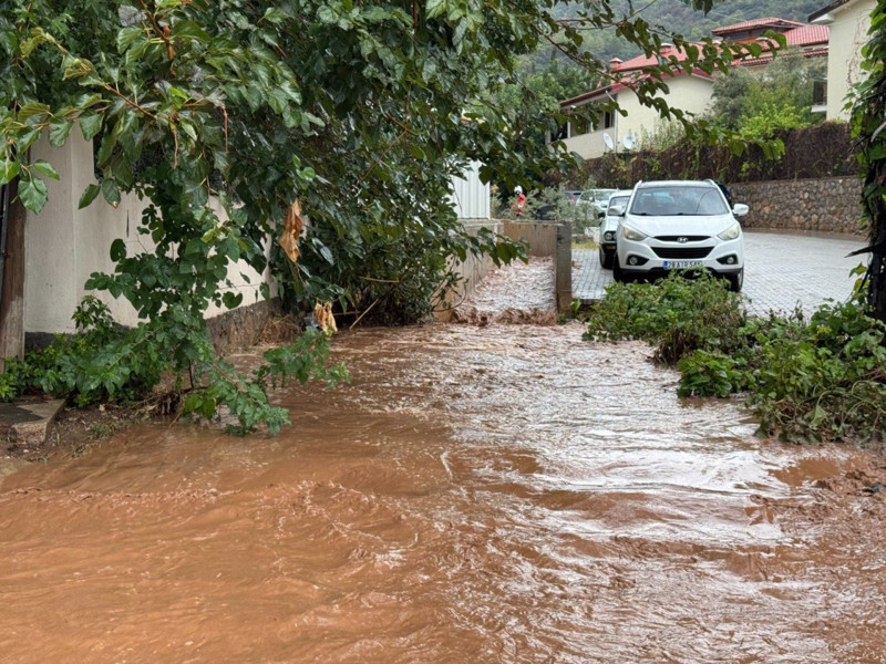 Muğla’nın Fethiye ilçesinde şiddetli yağış Hayatı felç etti! Birçok yerde su baskını yaşandı - Resim: 4