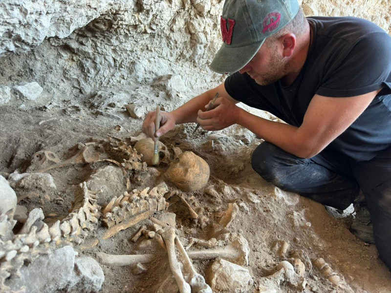 Bitlis’in Delikli Mağarası’nda 8 bin yıllık yaşam izleri bulundu! Urartu dönemine ait mezar gün yüzüne çıktı - Resim: 1