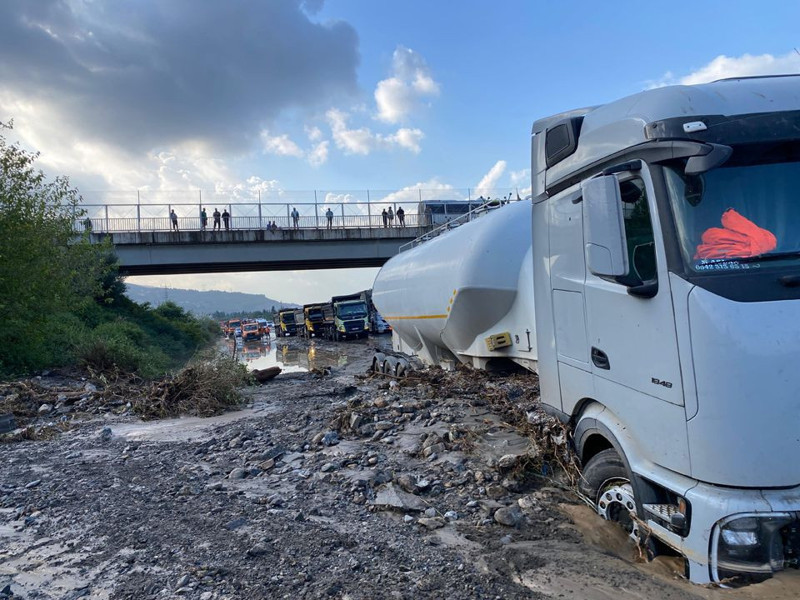 Hatay'da heyelan felaketi! Otoyol kapandı, oluşan hortum korkuttu! - Resim: 1