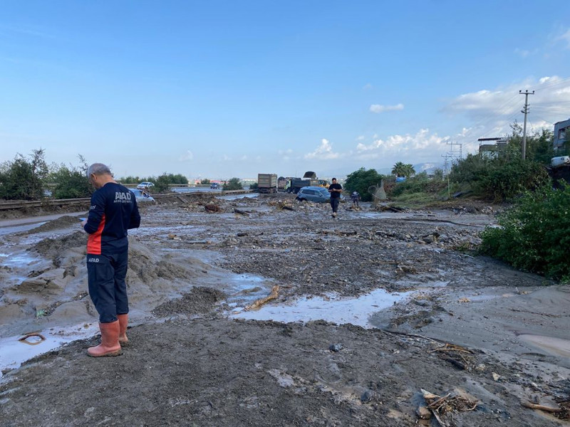 Hatay'da heyelan felaketi! Otoyol kapandı, oluşan hortum korkuttu! - Resim: 2