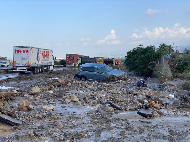 Hatay'da heyelan felaketi! Otoyol kapandı, oluşan hortum korkuttu! - Resim: 4