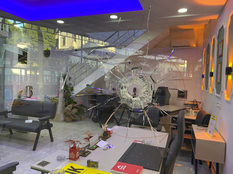 Emlakçıda silahlı çatışma! Ölü ve yaralılar var - Resim: 1