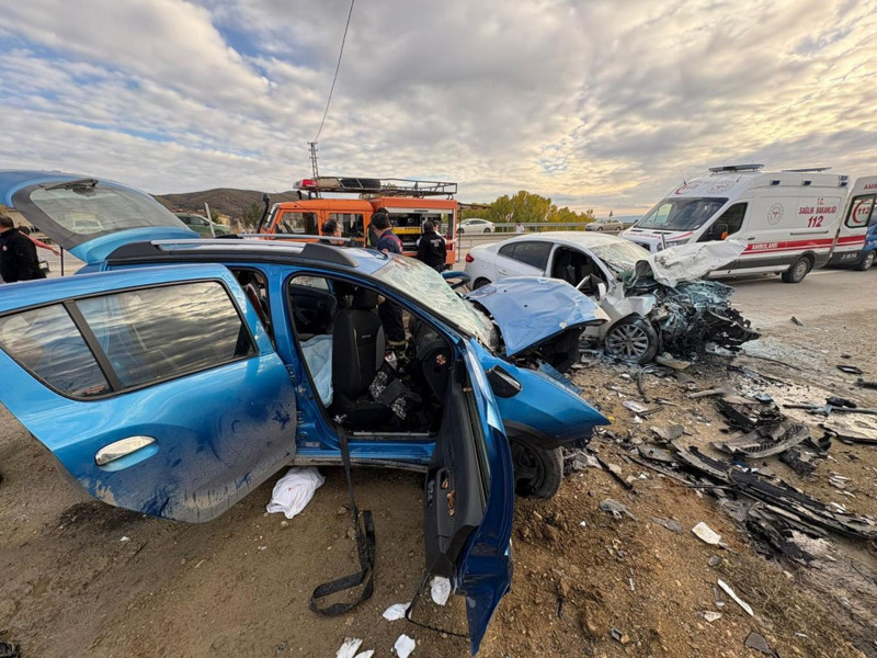 Kastamonu'da feci kaza! Kafa kafaya çarpışan araçlar hurdaya döndü: Ölü ve yaralılar var - Resim: 3