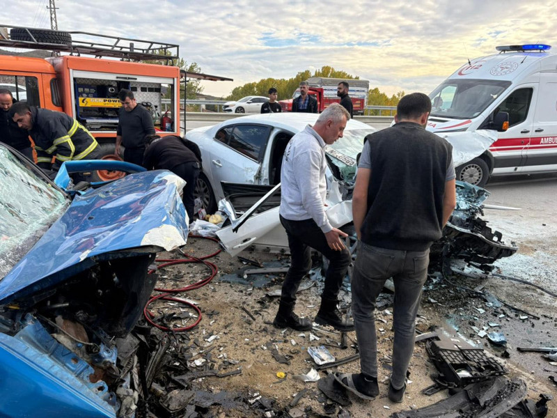 Kastamonu'da feci kaza! Kafa kafaya çarpışan araçlar hurdaya döndü: Ölü ve yaralılar var - Resim: 1