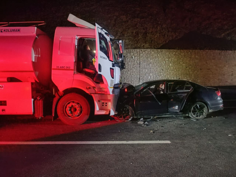 Şerit ihlali faciaya neden oldu! Yakıt tankeri ile otomobil kafa kafaya çarpıştı: Çok sayıda ölü ve yaralı - Resim: 1