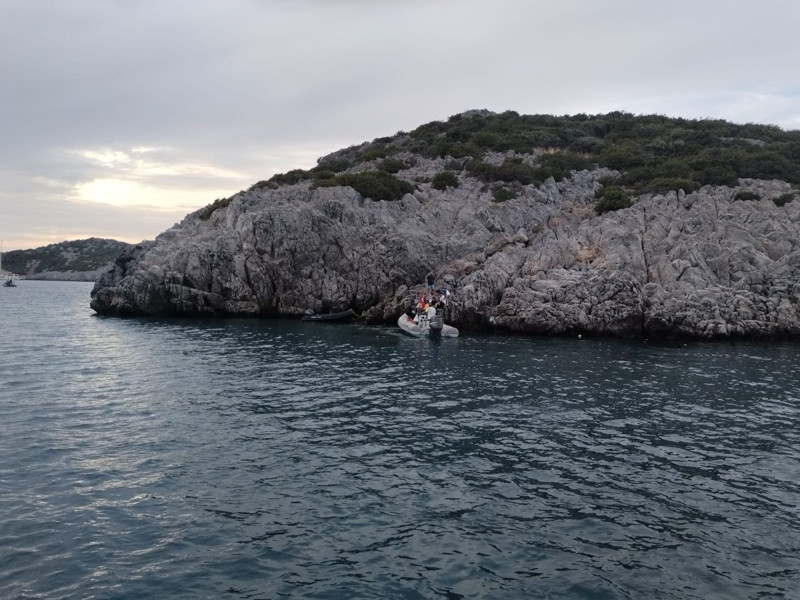 Denizin ortasında korku dolu anlar! Bodrum'da bot kayalıklara çarptı: Yaralılar var - Resim: 2