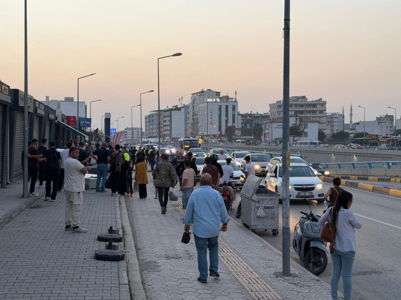 Kaldırımda yürüyordu... Bir anda otomobil çarptı: Küçük çocuk kurtarılamadı - Resim: 1
