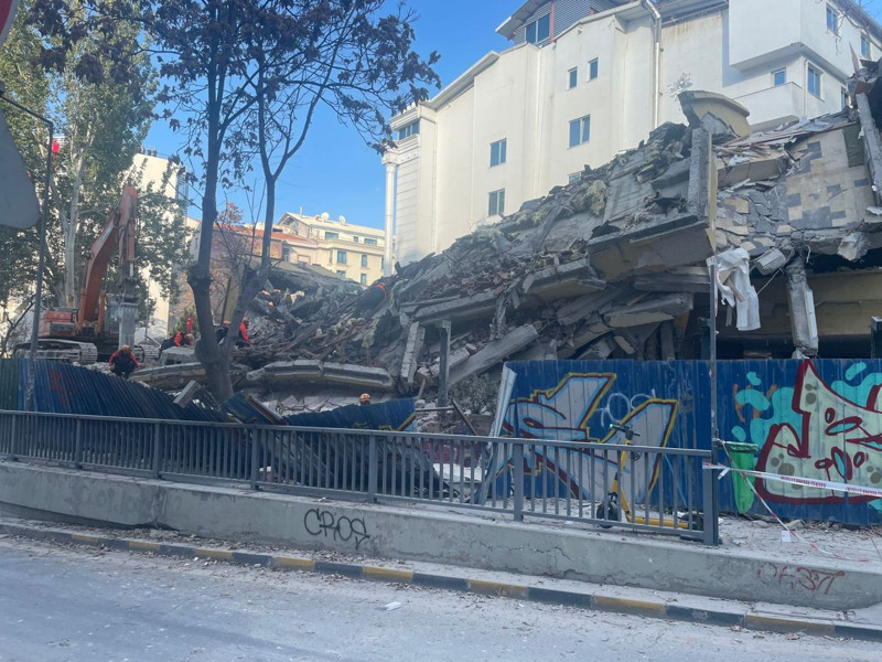 Ankara'da panik anları! Kontrollü yıkım sırasında bina çöktü: Ortalık savaş alanına döndü - Resim: 3