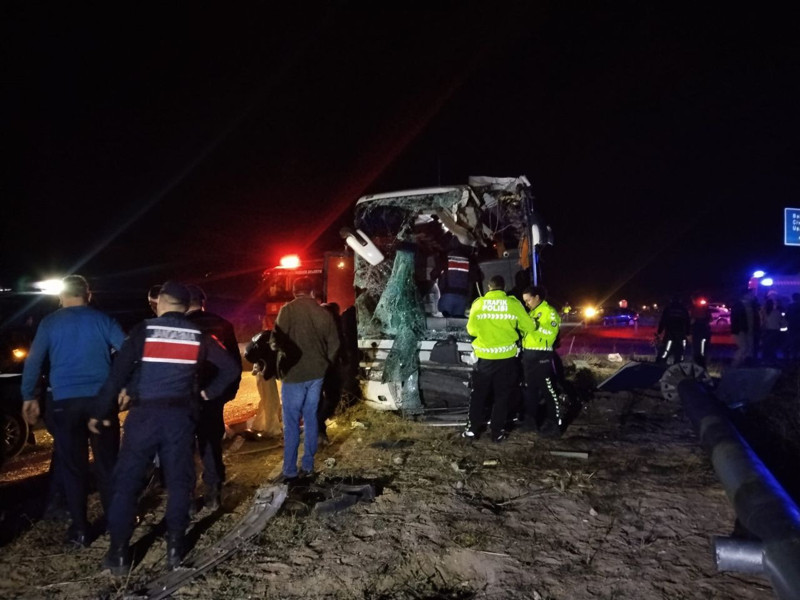 Minibüs yolcu otobüsüyle çarpıştı: Ölü ve yaralılar var! - Resim: 1