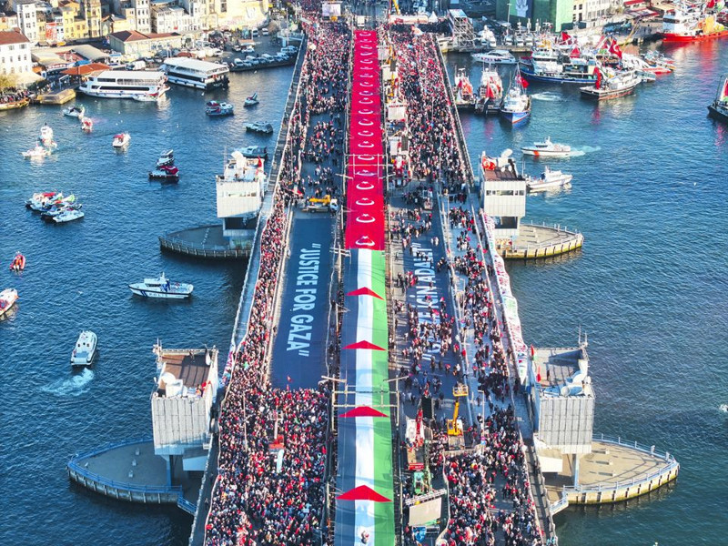 İstanbul'da büyük Gazze yürüyüşü! Yüz binlerce kişi tek yürek! Bilal Erdoğan: İsrail siyonizmi bugün nazizmdir - Resim: 13