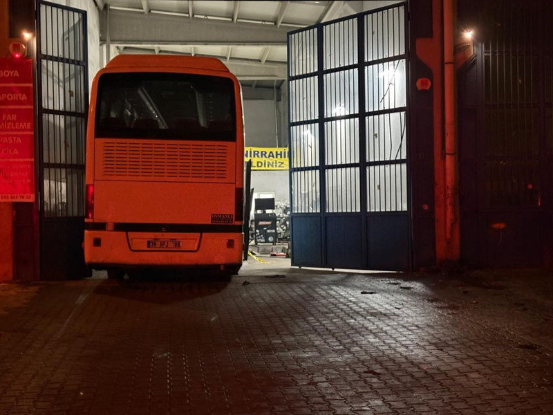 Tamirini yaptığı araç sonu oldu! Otobüsün altında can verdi - Resim: 4