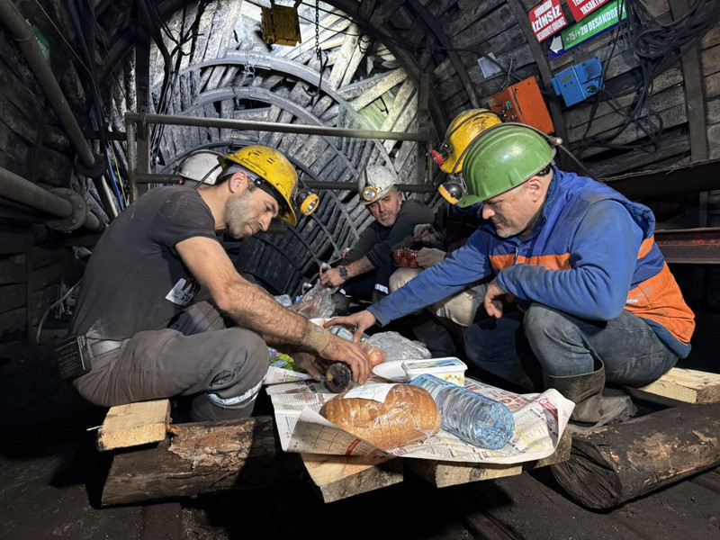 Yerin 120 metre altında ilk sahur: Maden direkleri sofra, kömür karası eller katık oldu - Resim: 2