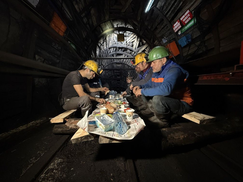 Yerin 120 metre altında ilk sahur: Maden direkleri sofra, kömür karası eller katık oldu - Resim: 3