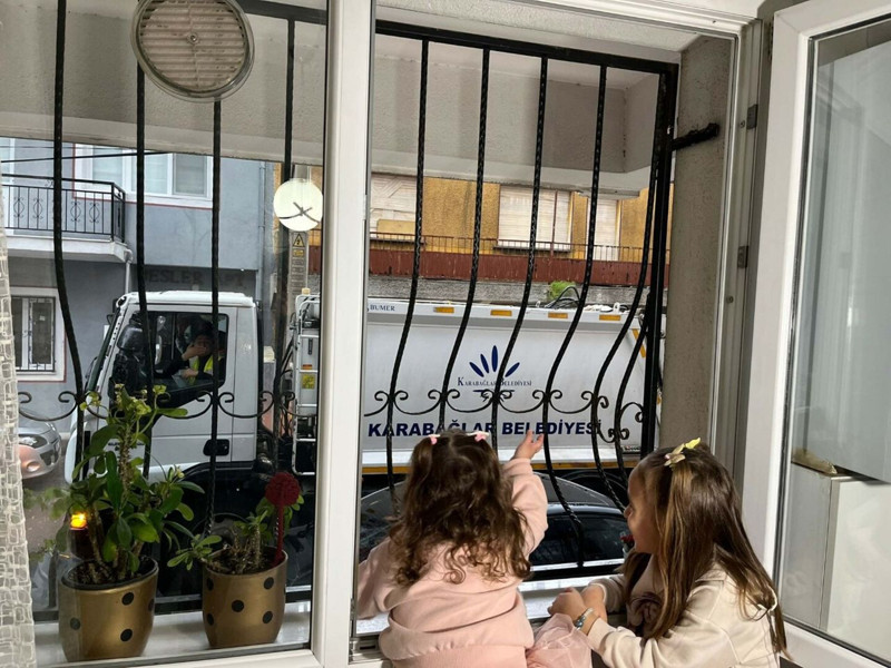 İzmir'de pencereden kalplere ulaşan dostluk: Minik Ayşe ve Şoför Amcasının bağı içleri ısıttı - Resim: 2