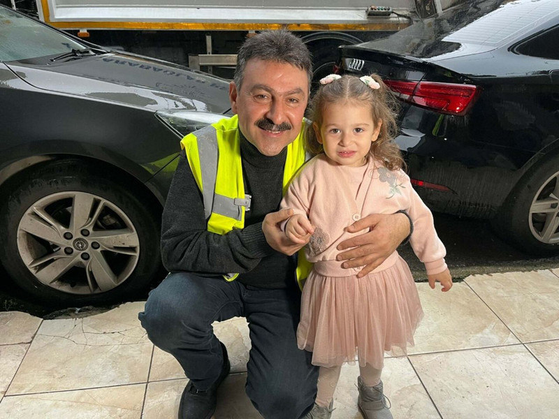 İzmir'de pencereden kalplere ulaşan dostluk: Minik Ayşe ve Şoför Amcasının bağı içleri ısıttı - Resim: 8