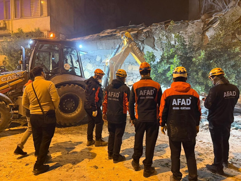 Hatay'da hasarlı bina yıkım esnasında çöktü - Resim: 4