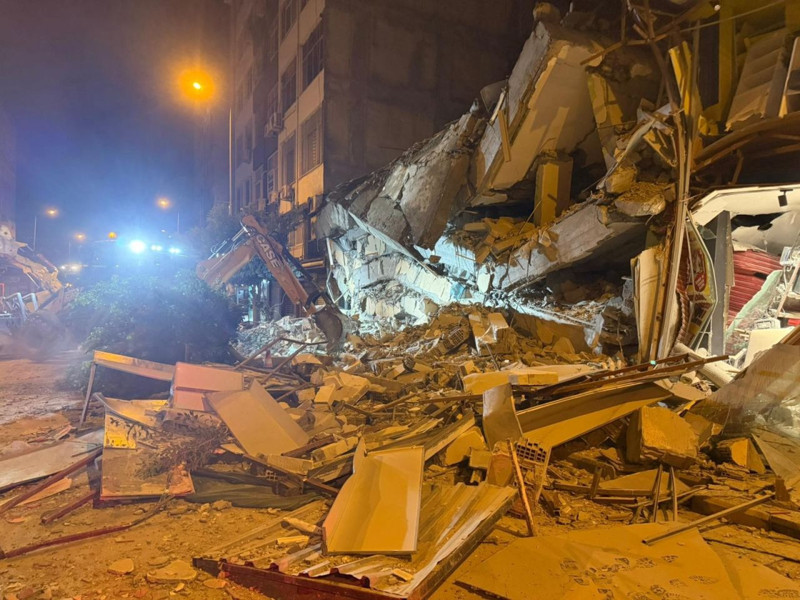 Hatay'da hasarlı bina yıkım esnasında çöktü - Resim: 2