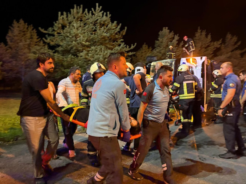 SON DAKİKA! Kayseri'de feci kaza! Tanker ve yolcu otobüsü yan yattı: Ağır yaralılar var - Resim: 5