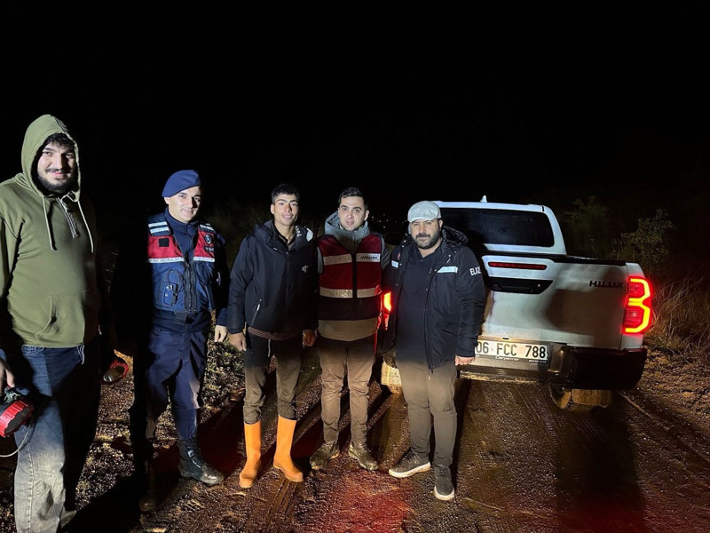 Elazığ'da 200 tane koyun dağda karanlıkta çürüyecekti! Karşıdan gelen ışık bir anda parladı - Resim: 2