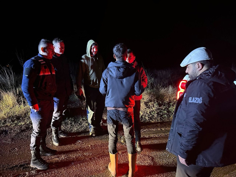 Elazığ'da 200 tane koyun dağda karanlıkta çürüyecekti! Karşıdan gelen ışık bir anda parladı - Resim: 4