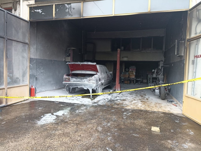 Oto tamirhanesinde dehşet anları! Alevler her yeri sardı: Yanmaktan böyle kurtuldular - Resim: 3