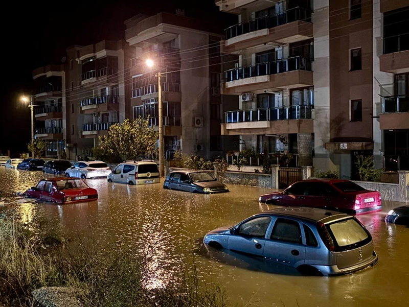 Kuvvetli sağanak 3 ilde hayatı felç etti! Ev ve iş yerlerini su bastı - Resim: 7