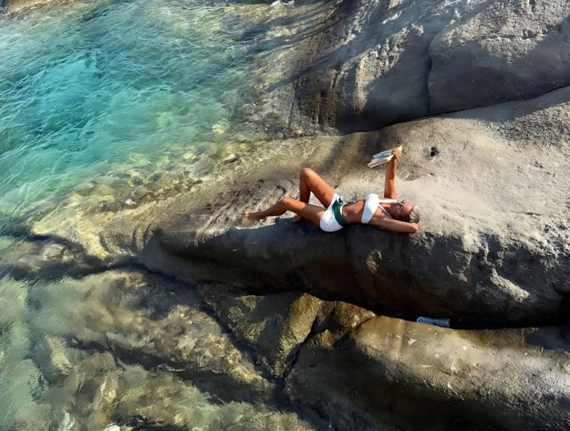 Eda Taşpınar'dan cesur tatil pozları! Bikinisiyle kayalıklara sere serpe uzandı, o hali sosyal medyayı salladı - Resim: 6