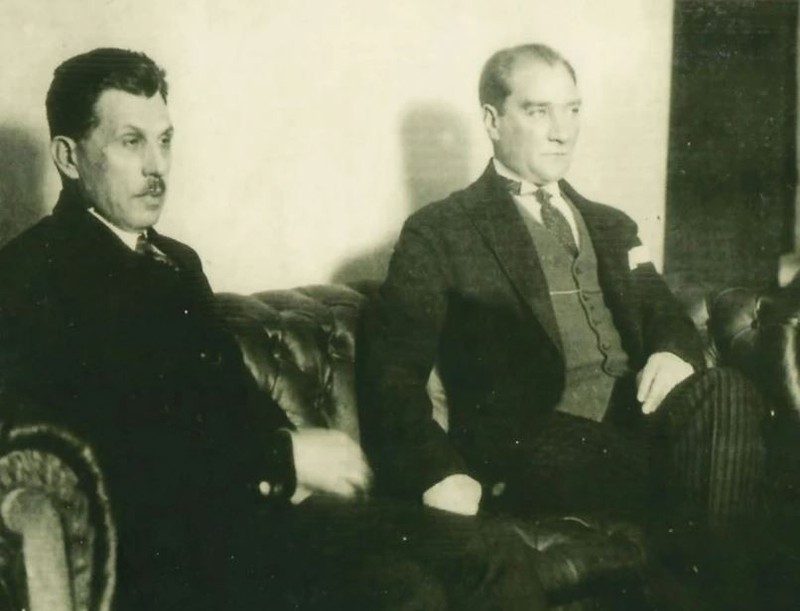 Defne Samyeli'nin kızı Derin Talu kitapçıya gitti, dedesini sordu! Meğer Türk edebiyatına damga vuran yazarın torunuymuş - Resim: 3
