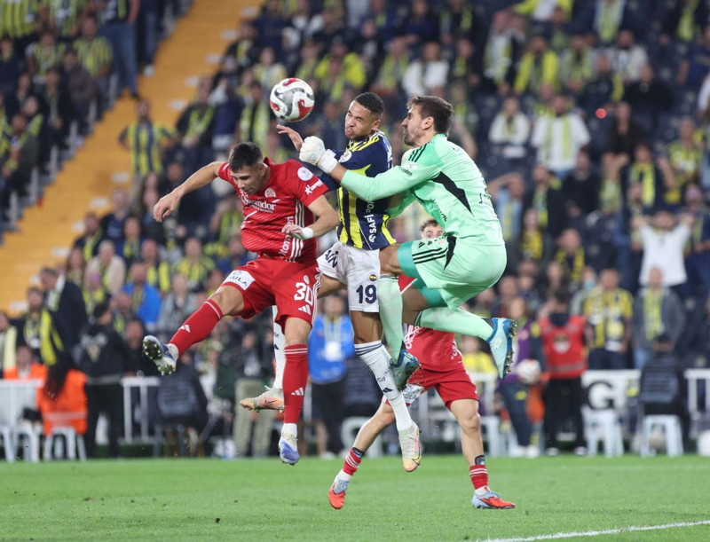 Fenerbahçe'de neşter vuruldu! İrfan ve Cenk'ten sonra sıra onda! Ali Koç'un prensi gönderilecek - Resim: 1