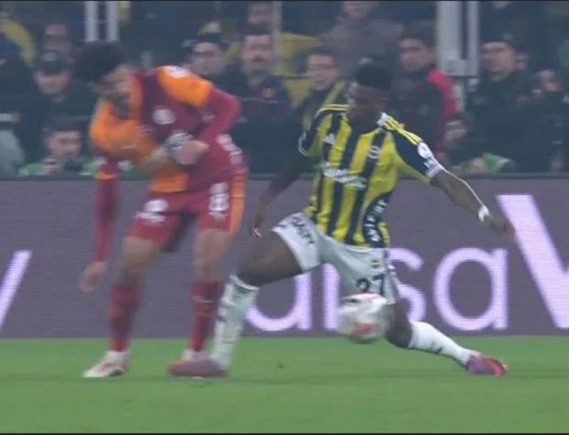 Fenerbahçe- Galatasaray maçında tartışmalı pozisyonlar! Barış Alper'in pozisyonu penaltı mı? Skrinar'ın müdahalesi kırmızı kart mı? Gol iptali doğru mu? - Resim: 3