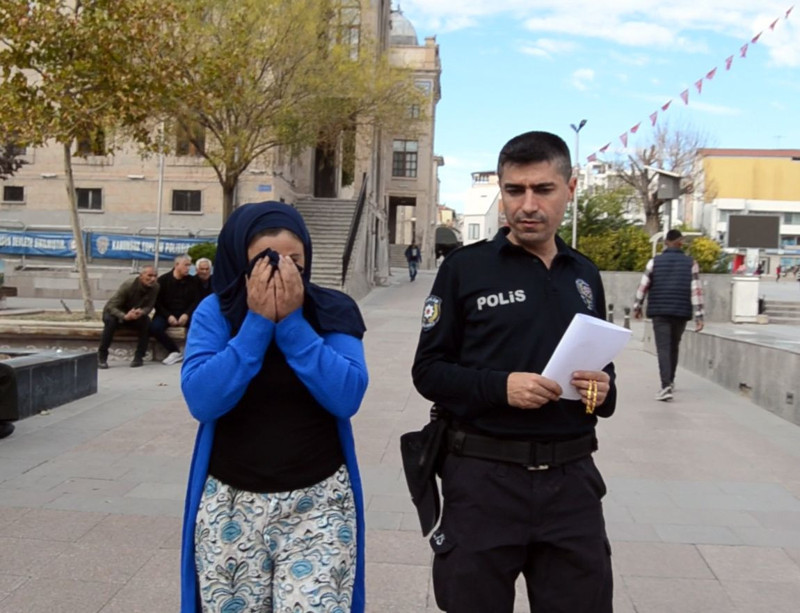 Kuyumcuda sahte altın oyunu! Müşteri gibi girdi... Kaşla göz arasında bilezikler değişti - Resim: 3