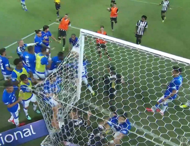 Dünya bu maçı konuşuyor! Yeşil saha boks ringine döndü: 46 oyuncu kavga etti, 23 kırmızı kart çıktı - Resim: 5