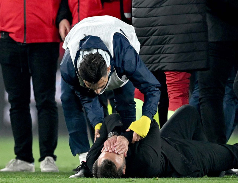 Dünya konuştu, sosyal medyada gündem oldu! Mourinho’nun Okan Buruk’un burnunu sıkması ses getirdi! “Çılgın bir an, kontrolünü kaybetti” - Resim: 9