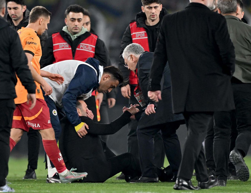 Dünya konuştu, sosyal medyada gündem oldu! Mourinho’nun Okan Buruk’un burnunu sıkması ses getirdi! “Çılgın bir an, kontrolünü kaybetti” - Resim: 13