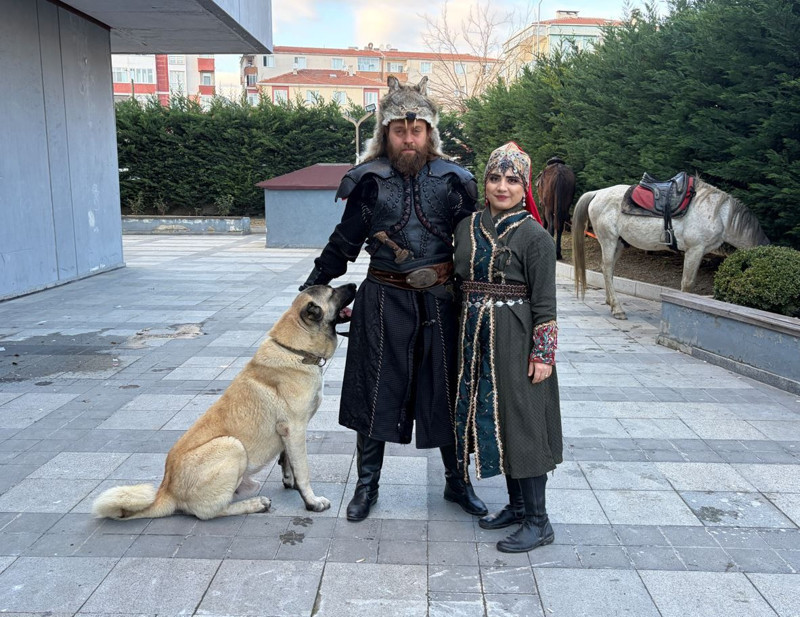 Diriliş Ertuğrul dizisinin Melikşah Alp'iydi! Ünlü oyuncu sıra dışı bir törenle evlendi - Resim: 2
