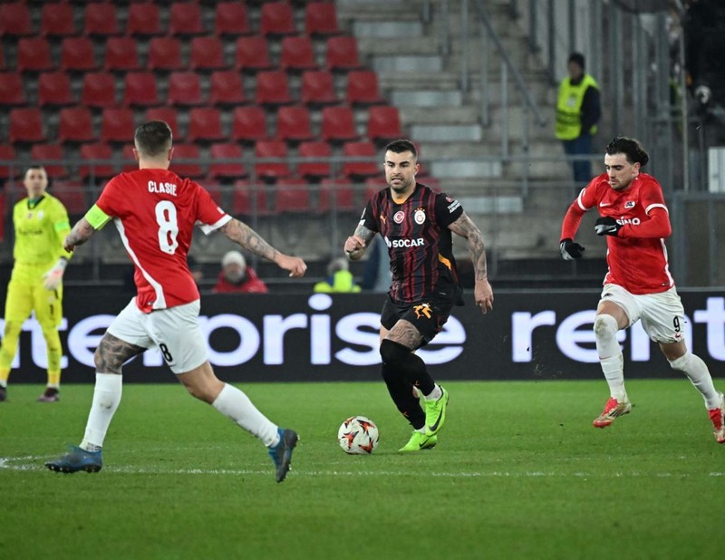 AZ Alkmaar maçının en iyi oyuncusu oldu! Galatasaray’da yıldız futbolcu performansıyla ayakta kaldı! Taraftarlar sadece onu beğendi - Resim: 4