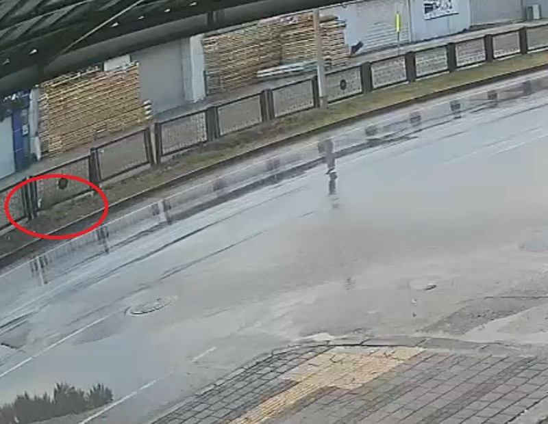 Yaya geçidinde dehşet! Otomobilin çarptığı yaşlı adam feci şekilde can verdi: Kazanın görüntüleri yürek dağladı! - Resim: 2