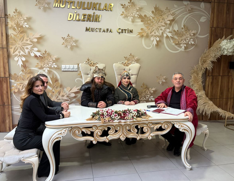 Diriliş Ertuğrul dizisinin Melikşah Alp'iydi! Ünlü oyuncu sıra dışı bir törenle evlendi - Resim: 3