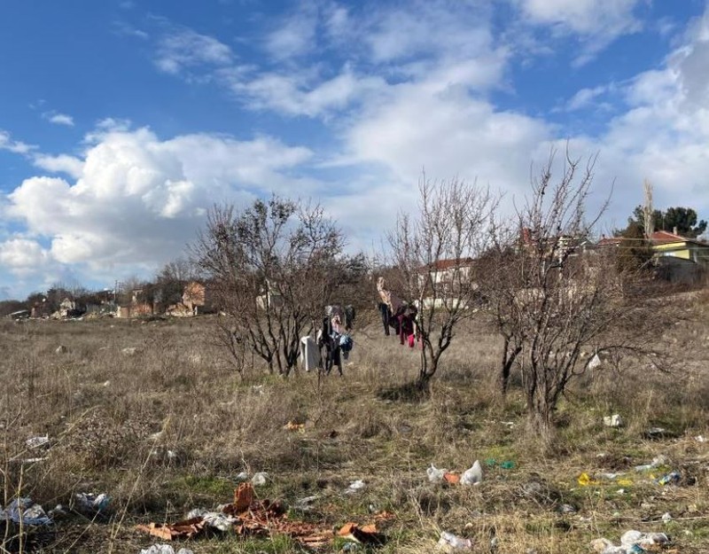 Eskişehir'de Türkiye'ye kış ortasında aslında felaket haber. Ağacın üzerine astı. 1 tane de değildi - Resim: 2