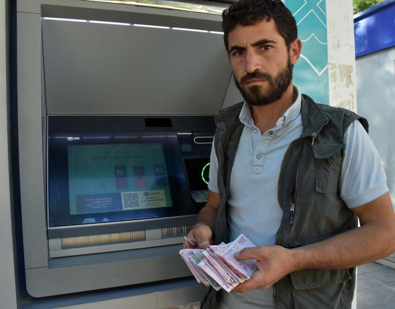 Şanlıurfa’da ATM'ye giden gençler ATM'nin para gözüne bakınca gördükleri manzaraya inanamadı. Tek 1 hareket yaptılar - Resim: 4