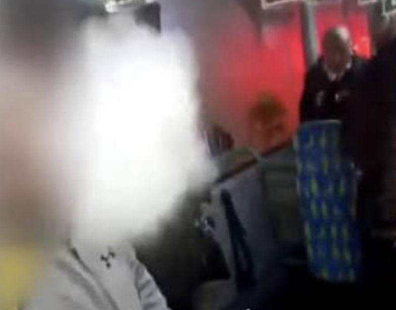 İstanbul'da otobüste biber gazlı dehşet! Yolcular canını zor kurtardı! Saldırının nedeni belli oldu - Resim : 1