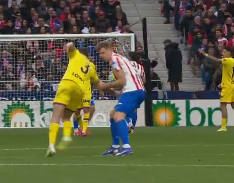 Süper Lig’in eski gol kralına şok hareket! Cinsel organına müdahale olunca çıldırdı! - Resim: 5