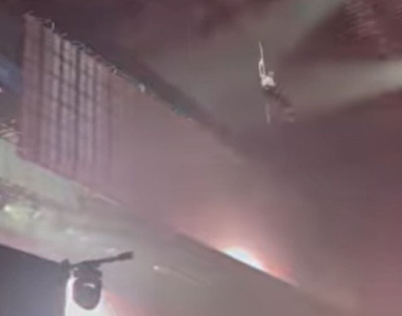 Ünlü şarkıcı konserde 20 metre yükseklikten yere çakıldı! korku dolu anlar kameraya saniye saniye yansıdı - Resim: 4