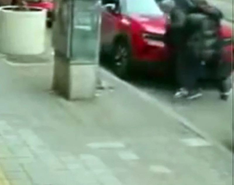 Sokak ortasında kiracı dehşeti! Ev sahibini görünce deliye döndü: O anlar kamerada! - Resim: 4