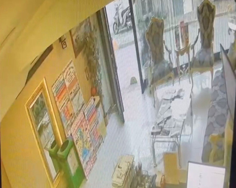 Böcek ailesinin ölümüyle ilgili yeni görüntü ortaya çıktı! İlaçlama yapan kişi otele böyle girdi - Resim: 6